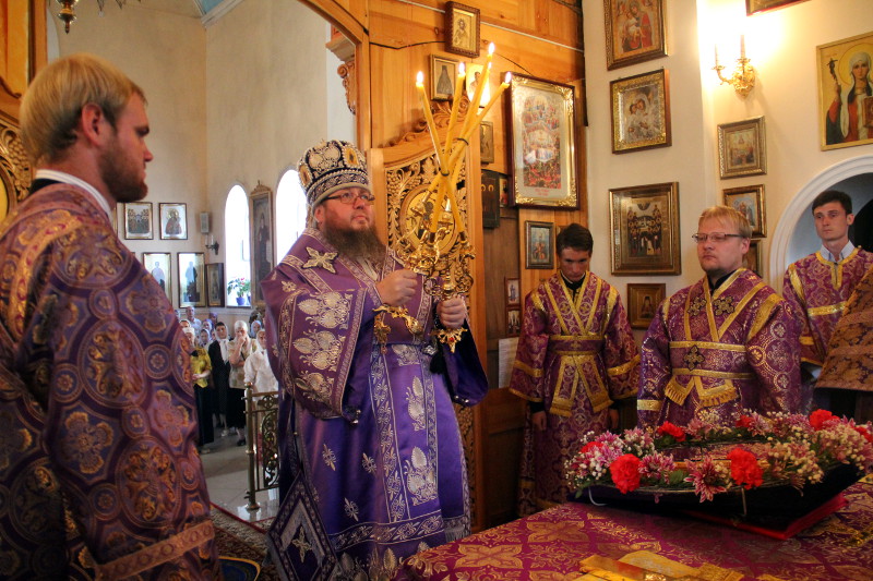 Преосвященнейший епископ Владимир возглавил Всенощное бдение 