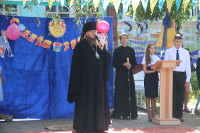 Преосвященный Владимир принял участие в торжественной линейке в честь Дня Знаний 