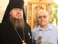 Правящий архиерей наградил сотрудников епархиальных отделов наградами 